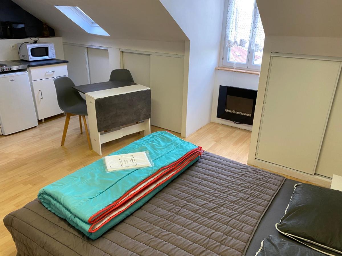 Les Studios Meubles De L'Avenue Bouloumie Vittel Eksteriør bilde